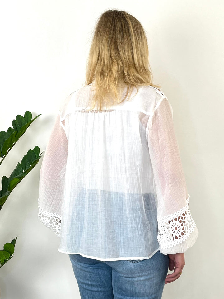 Crinkle-Bluse mit Lochstickerei, weiß von Bella Vita - Mode & Lifestyle