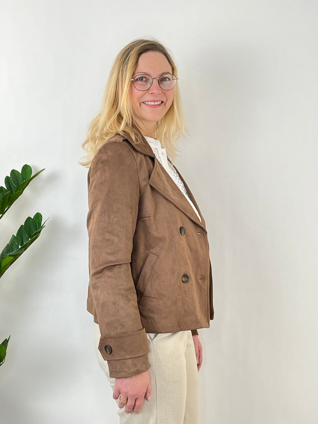 Kurzjacke aus Veloursimitat, cognac von Bella Vita - Mode & Lifestyle