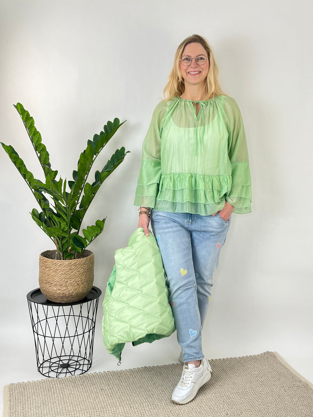 Luftige Tunikabluse mit Volants, hellgrün von Bella Vita - Mode & Lifestyle