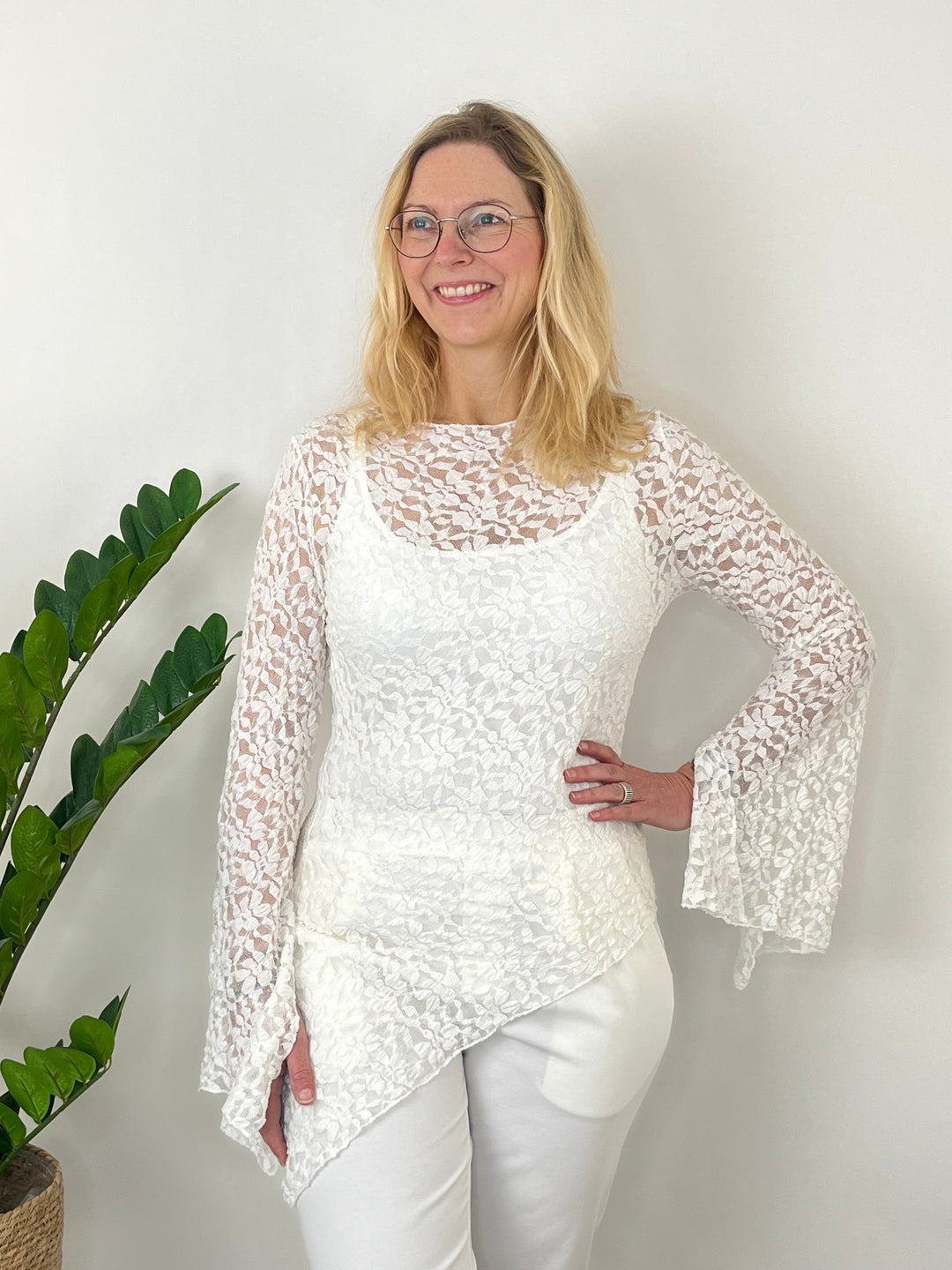 Asymmetrisches Spitzenshirt, ecru von Bella Vita - Mode & Lifestyle