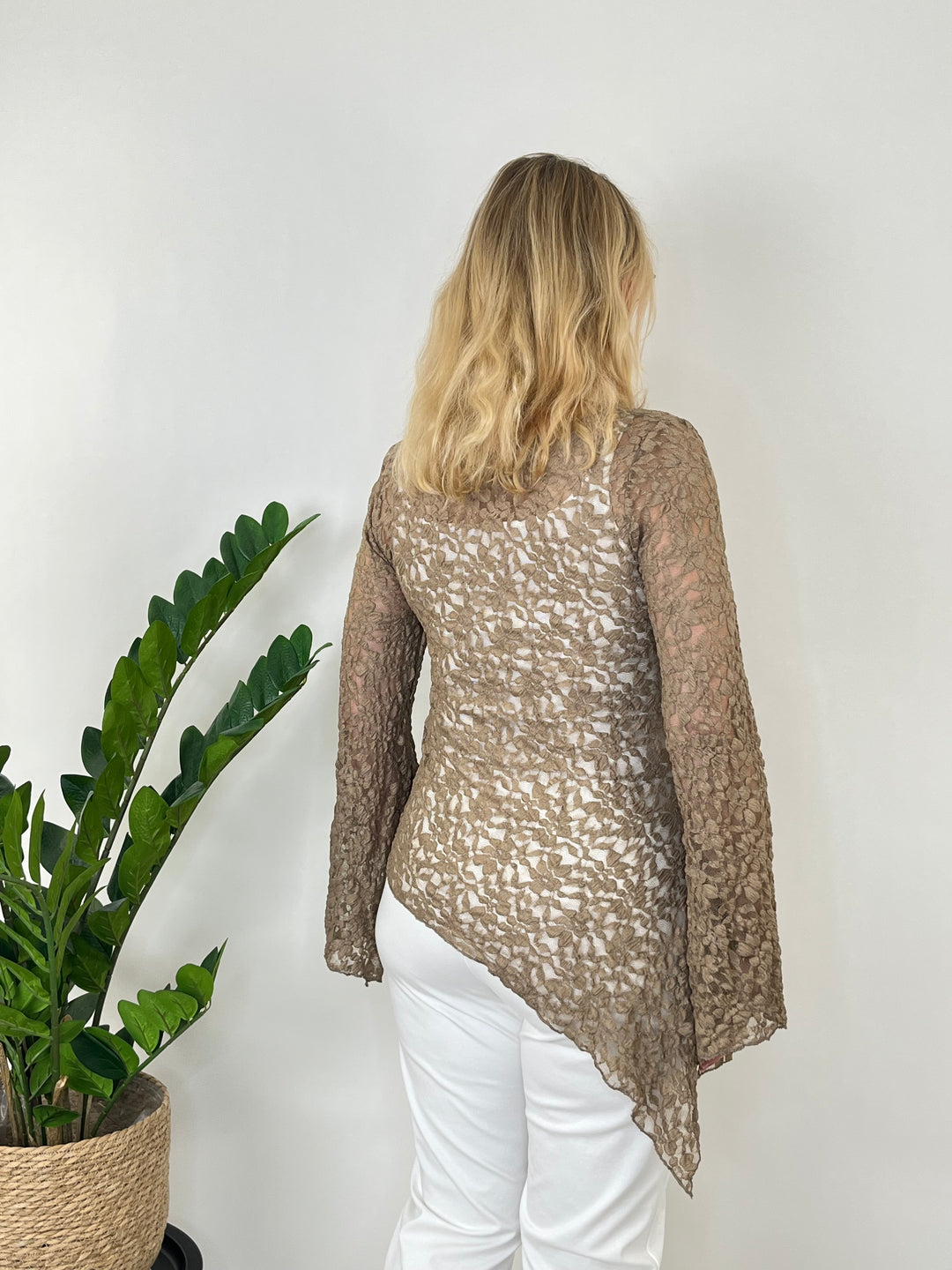 Asymmetrisches Spitzenshirt, taupe von Bella Vita - Mode & Lifestyle