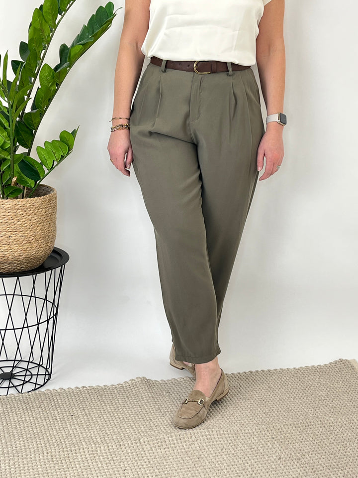 Bundfaltenhose mit Ziergürtel, khaki von Bella Vita - Mode & Lifestyle
