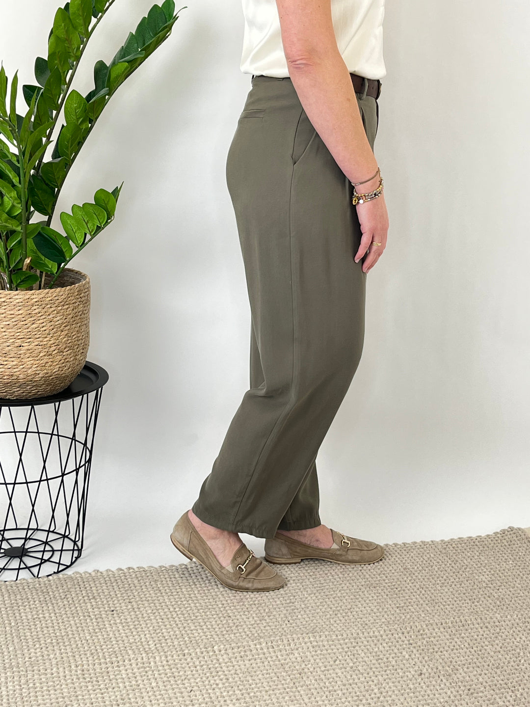Bundfaltenhose mit Ziergürtel, khaki von Bella Vita - Mode & Lifestyle
