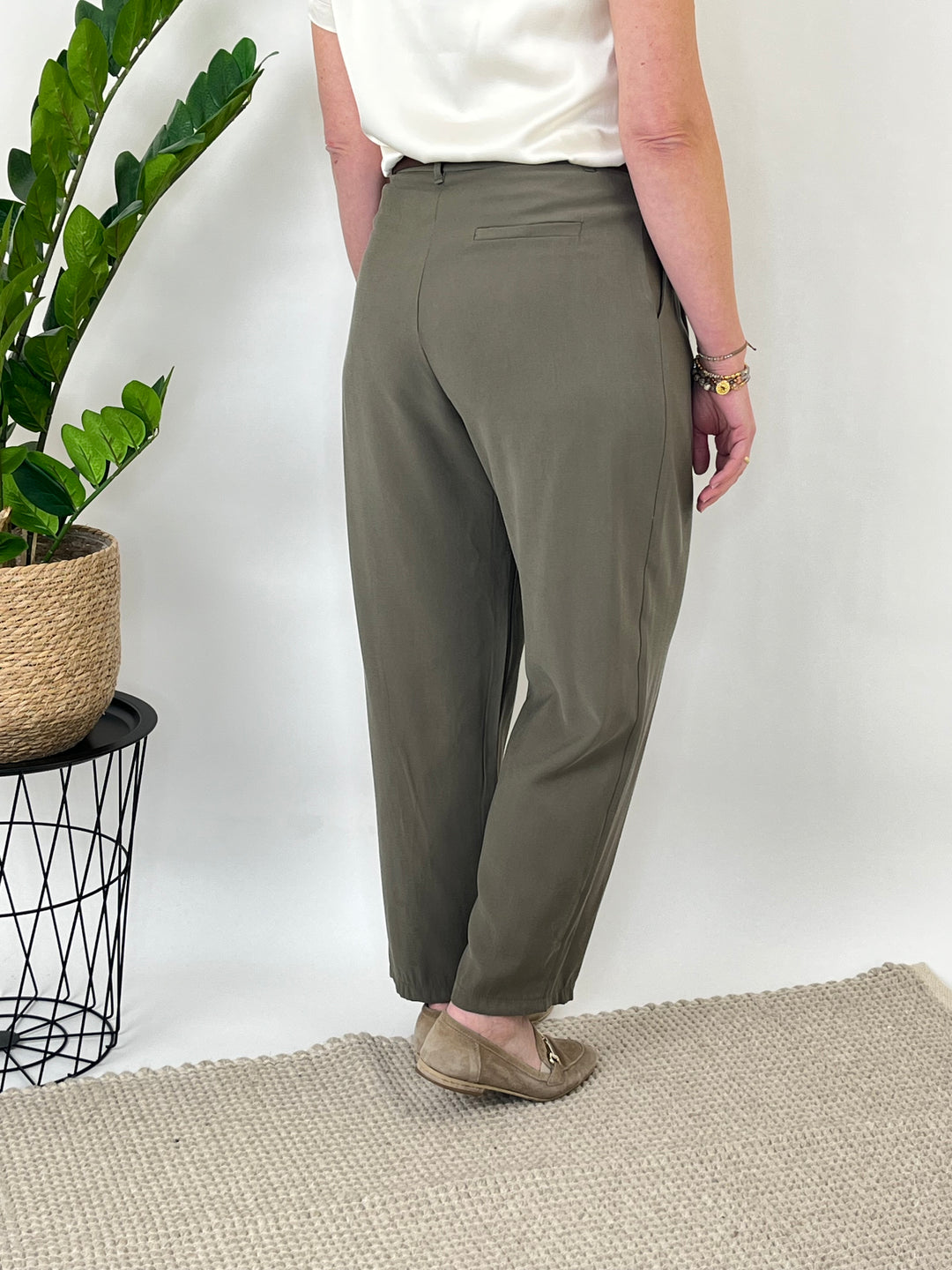 Bundfaltenhose mit Ziergürtel, khaki von Bella Vita - Mode & Lifestyle