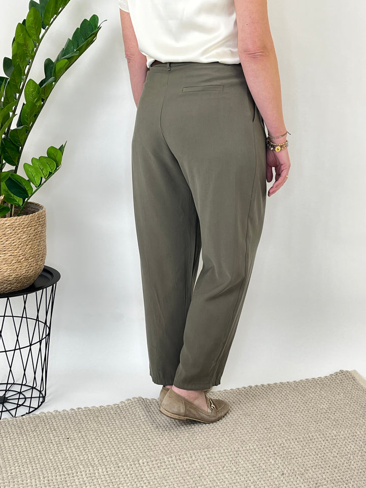 Bundfaltenhose mit Ziergürtel, khaki von Bella Vita - Mode & Lifestyle