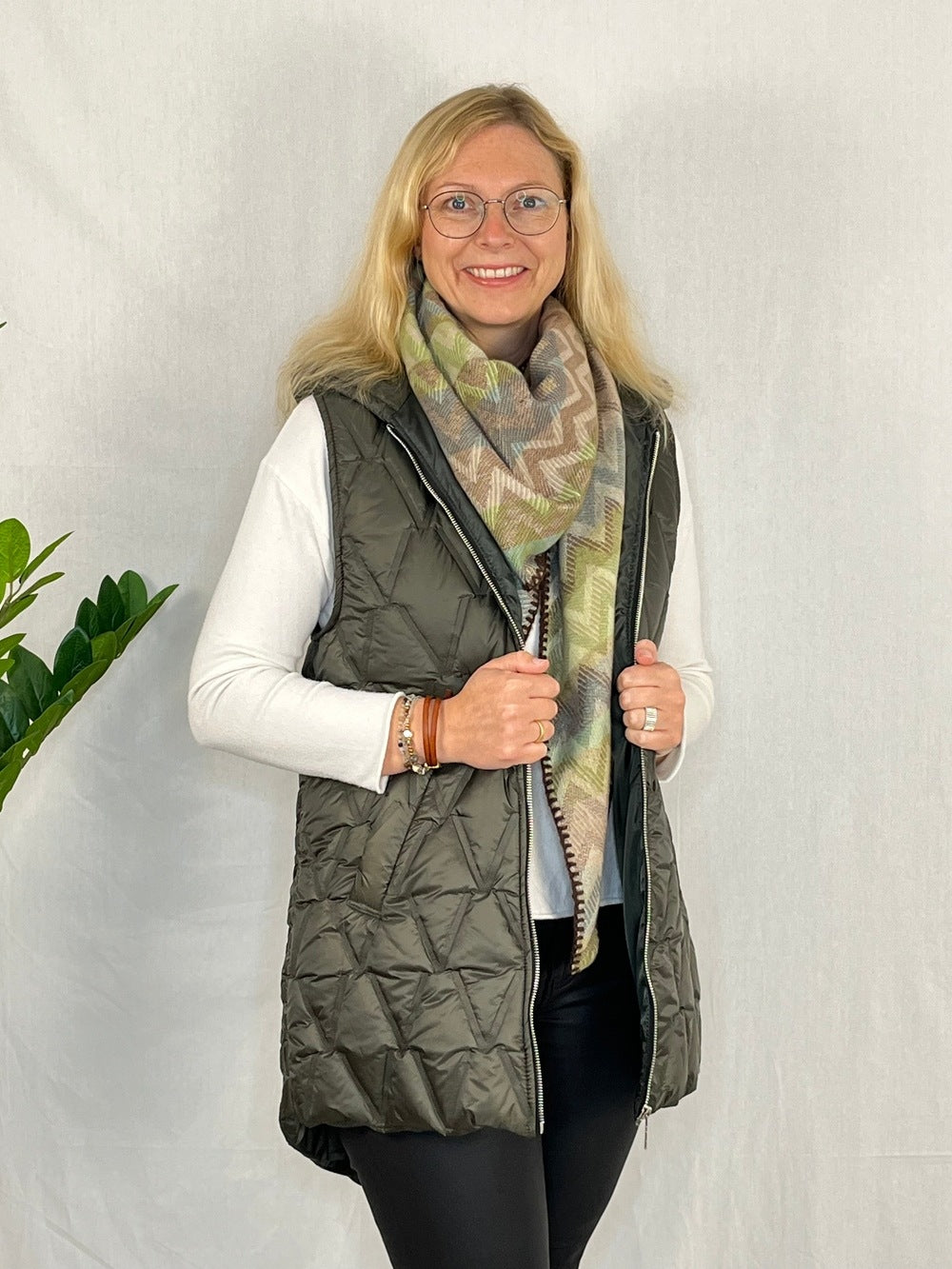 Steppweste in langer Form mit Kapuze, khaki
