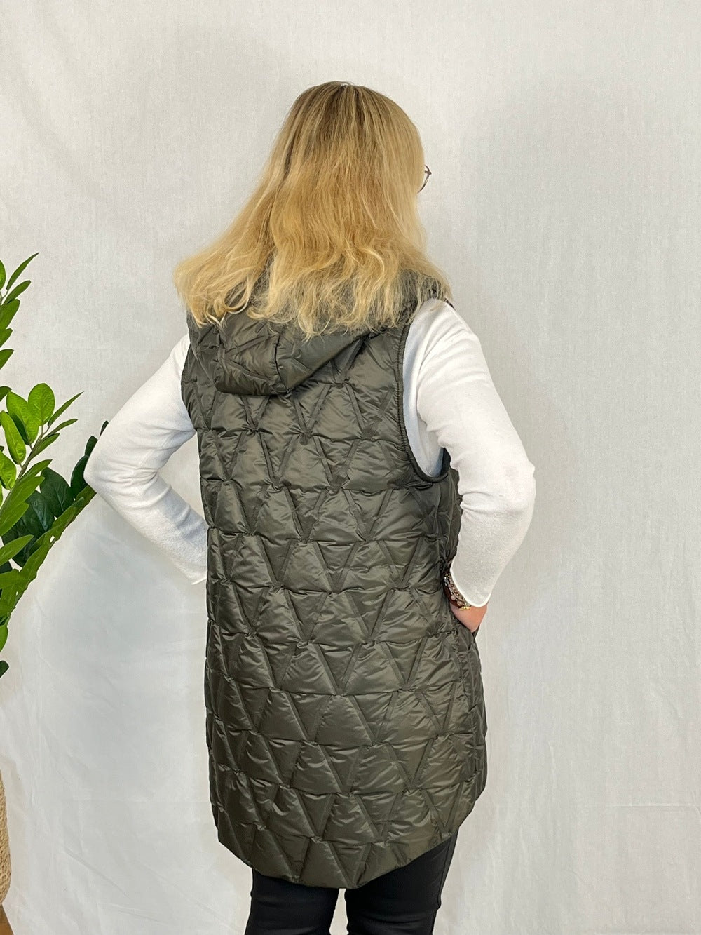 Steppweste in langer Form mit Kapuze, khaki