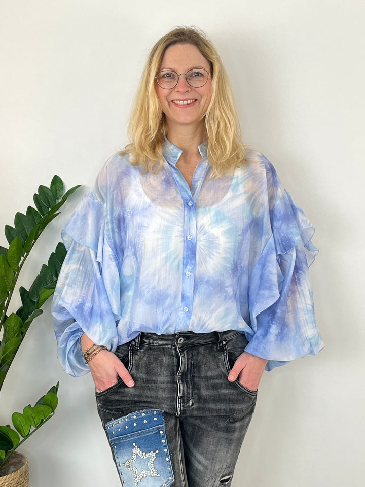 Rüschenbluse Batik, hellblau von Bella Vita - Mode & Lifestyle