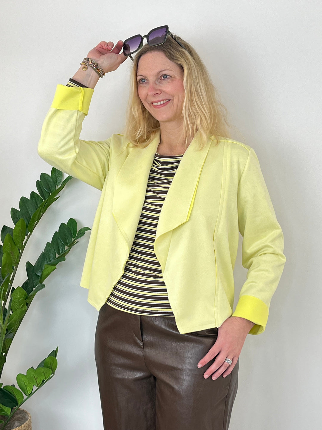 Kurzblazer in Veloursoptik, gelb von Bella Vita - Mode & Lifestyle