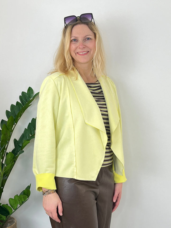 Kurzblazer in Veloursoptik, gelb von Bella Vita - Mode & Lifestyle