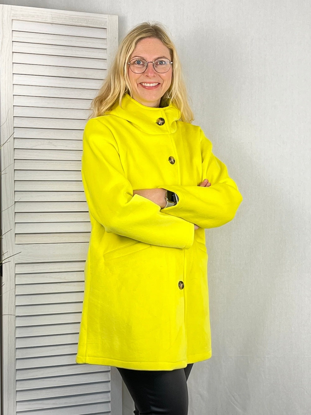 Kapuzenjacke in Samtoptik, gelb