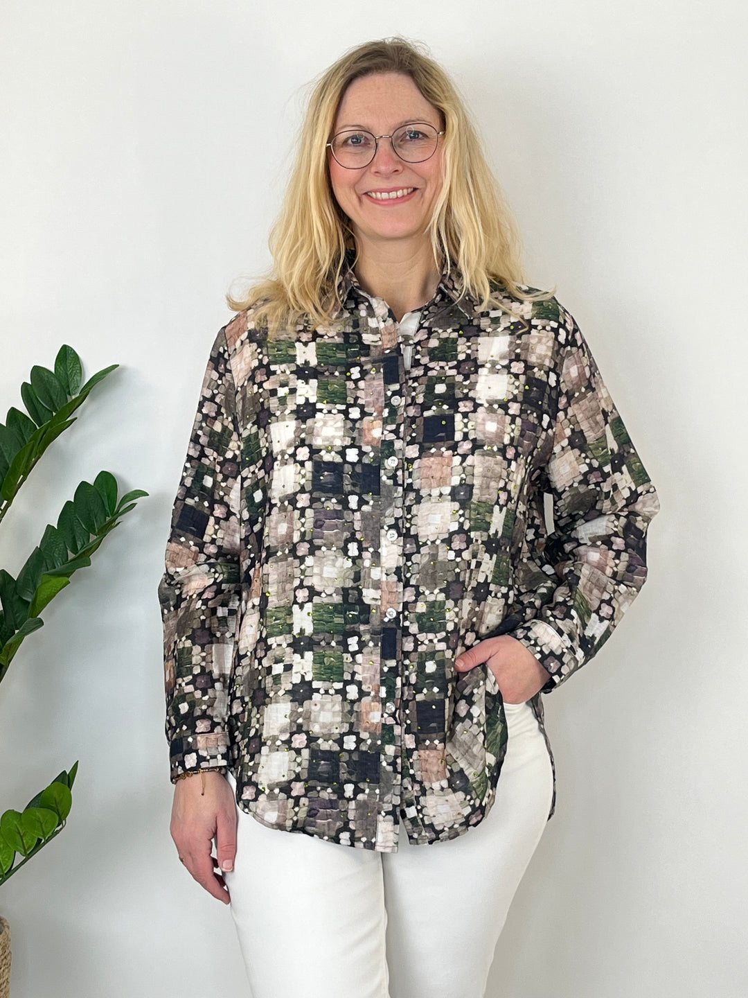 Longbluse grafisch, khaki-beige von Bella Vita - Mode & Lifestyle