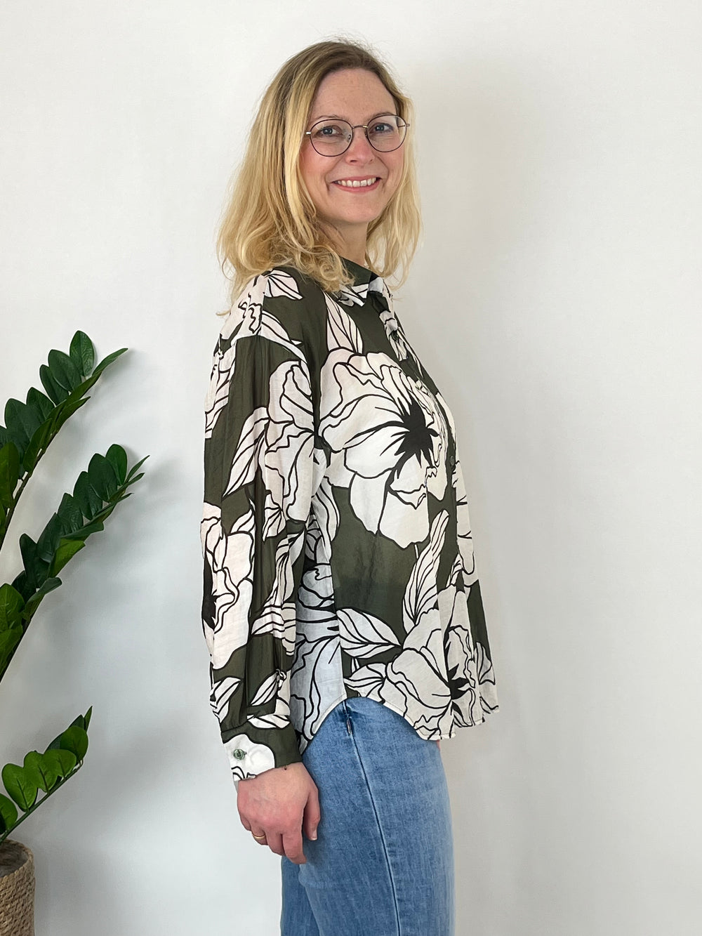 Bluse mit floralem Alloverprint, khaki von Bella Vita - Mode & Lifestyle