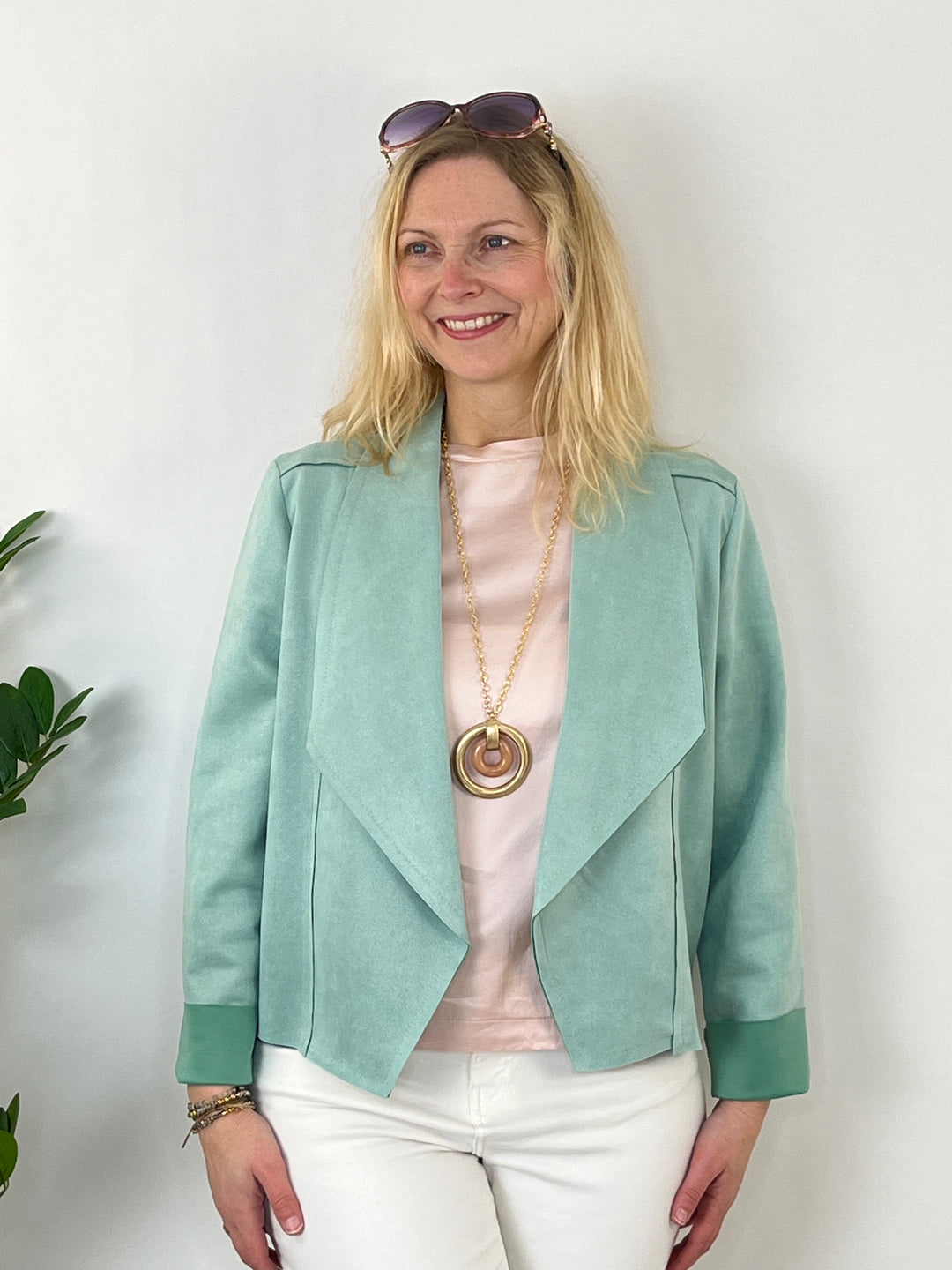 Kurzblazer in Veloursoptik, mint von Bella Vita - Mode & Lifestyle