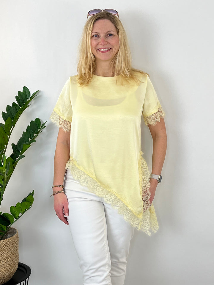 Asymmetrisches Blusenshirt mit Spitze, vanillegelb von Bella Vita - Mode & Lifestyle