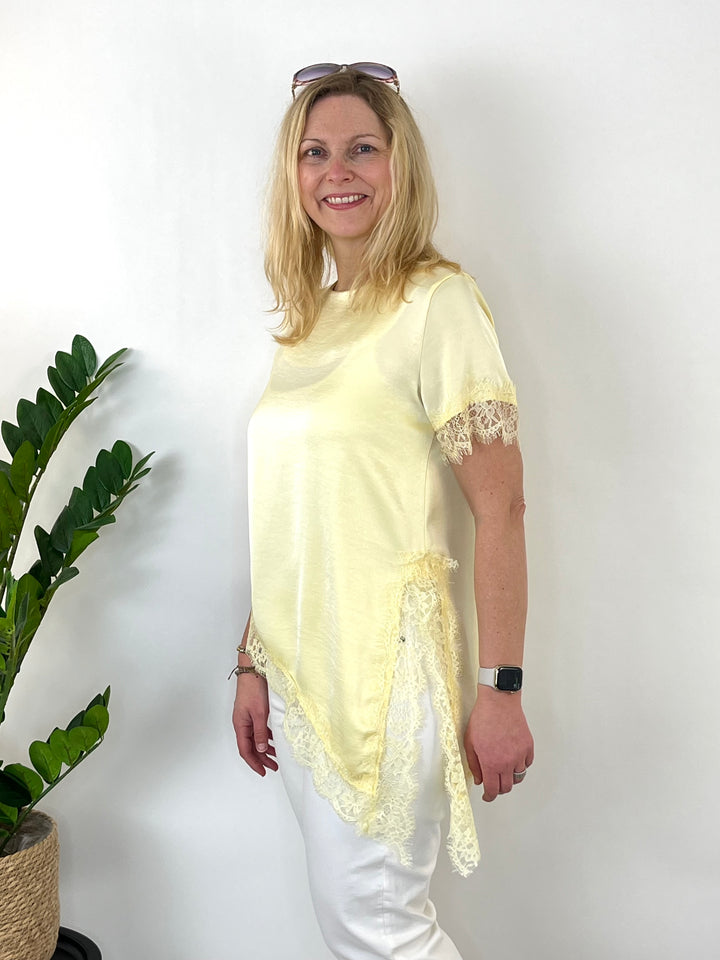 Asymmetrisches Blusenshirt mit Spitze, vanillegelb von Bella Vita - Mode & Lifestyle
