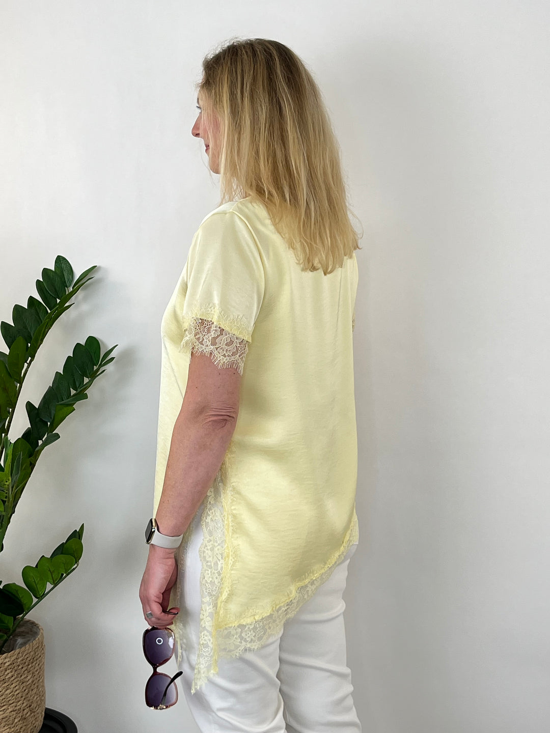 Asymmetrisches Blusenshirt mit Spitze, vanillegelb von Bella Vita - Mode & Lifestyle