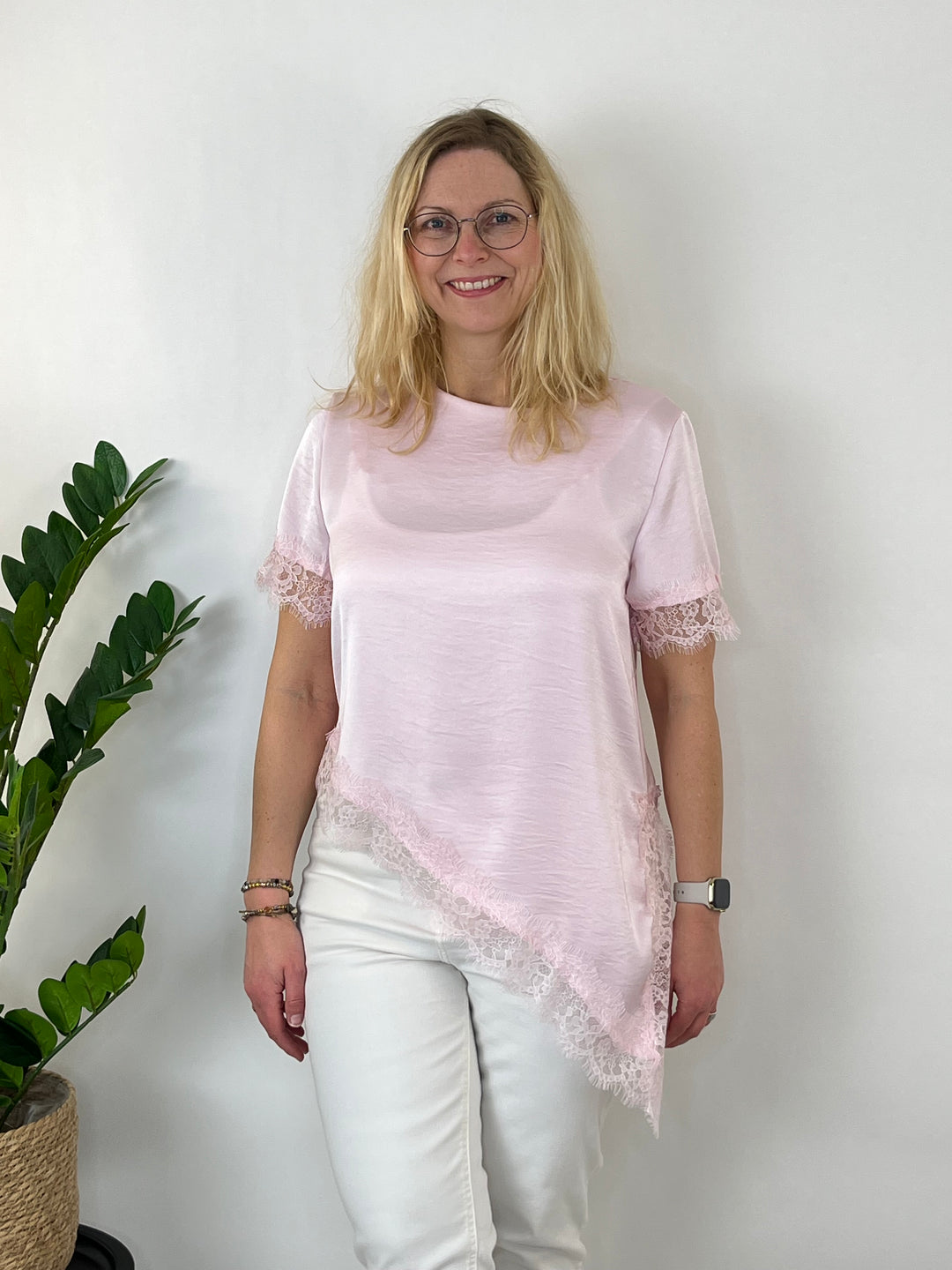 Asymmetrisches Blusenshirt mit Spitze, rosa von Bella Vita - Mode & Lifestyle