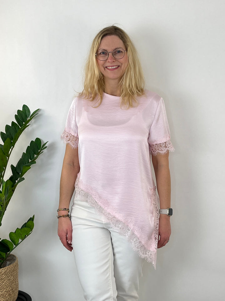 Asymmetrisches Blusenshirt mit Spitze, rosa von Bella Vita - Mode & Lifestyle