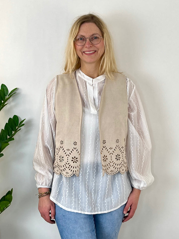 Veloursweste mit Ornamentlochmuster, beige von Bella Vita - Mode & Lifestyle