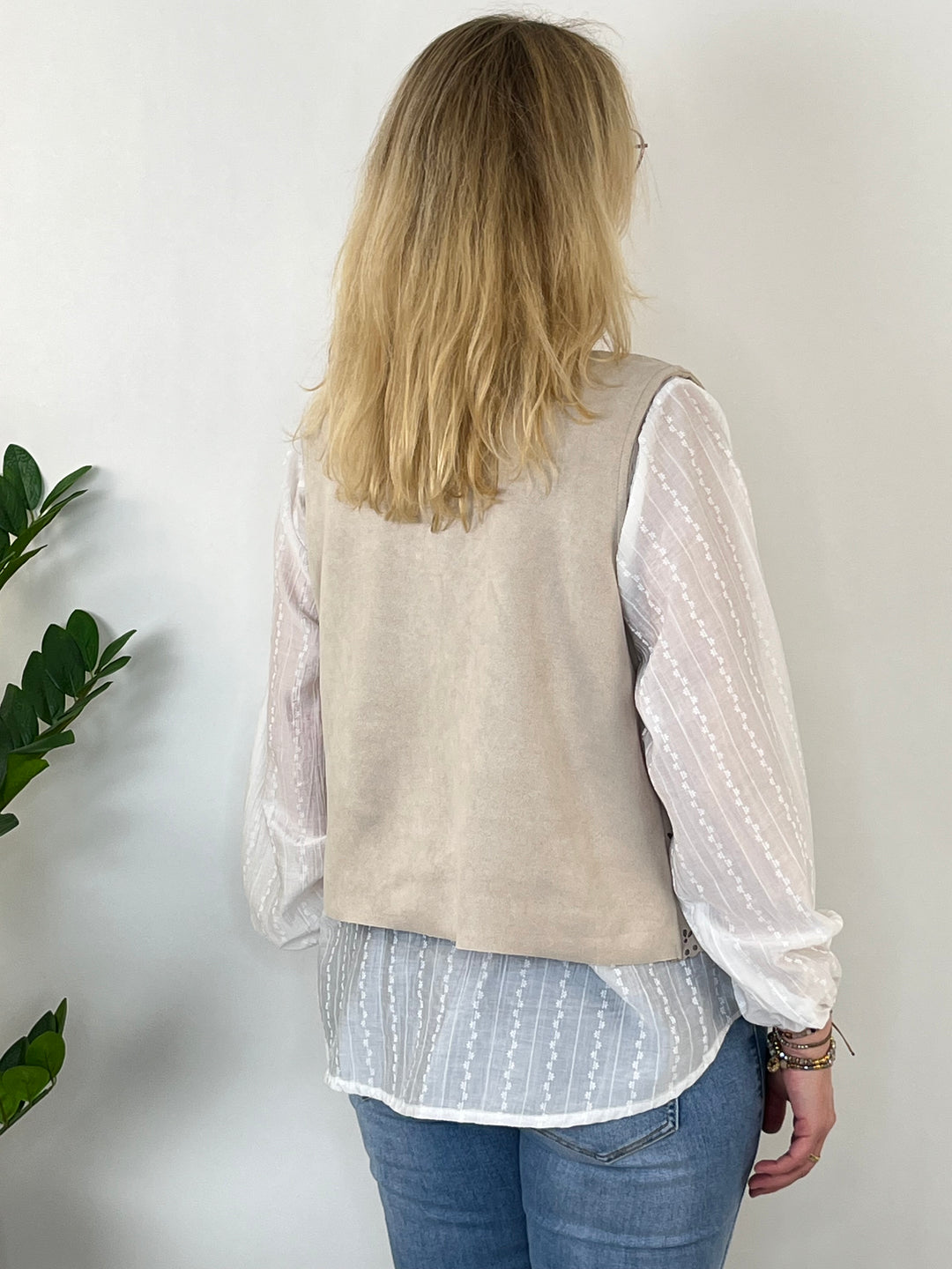 Veloursweste mit Ornamentlochmuster, beige von Bella Vita - Mode & Lifestyle