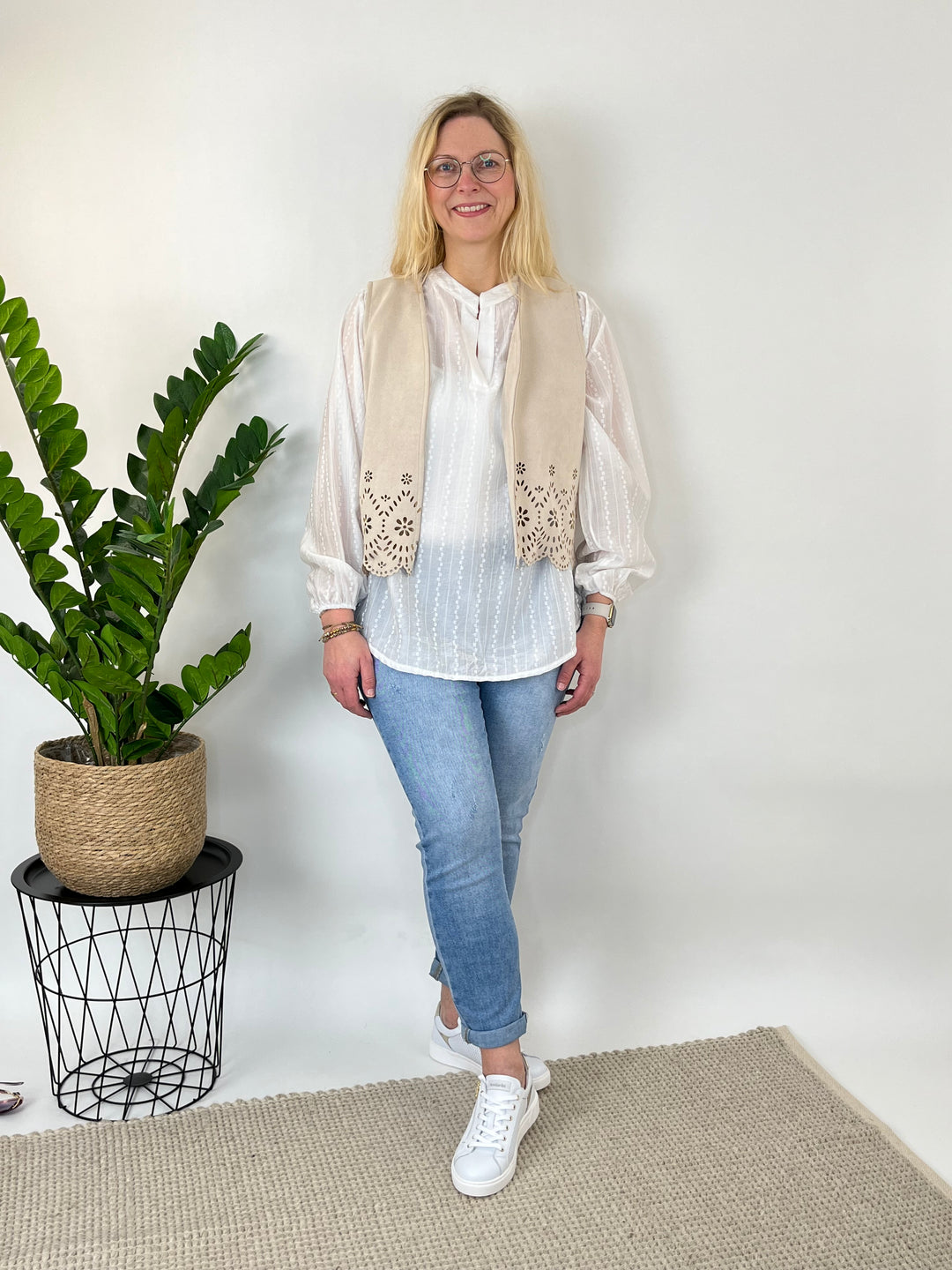Veloursweste mit Ornamentlochmuster, beige von Bella Vita - Mode & Lifestyle