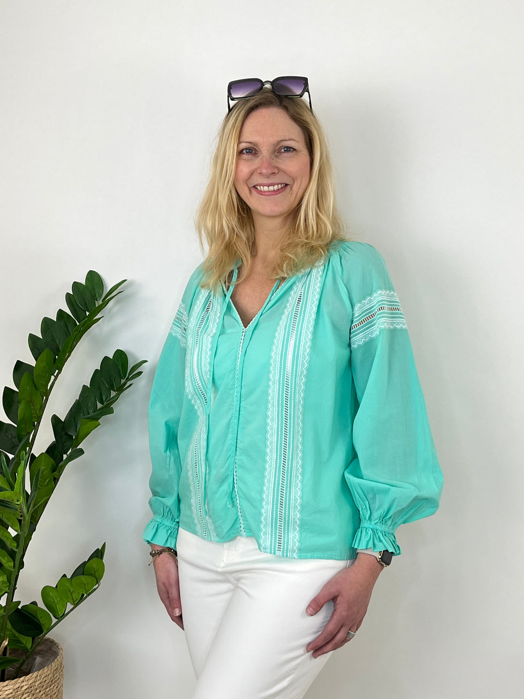 Bluse mit Spitzen-Details, smaragd von Bella Vita - Mode & Lifestyle