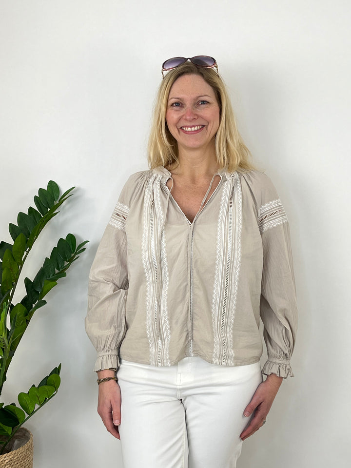 Bluse mit Spitzen-Details, stein von Bella Vita - Mode & Lifestyle