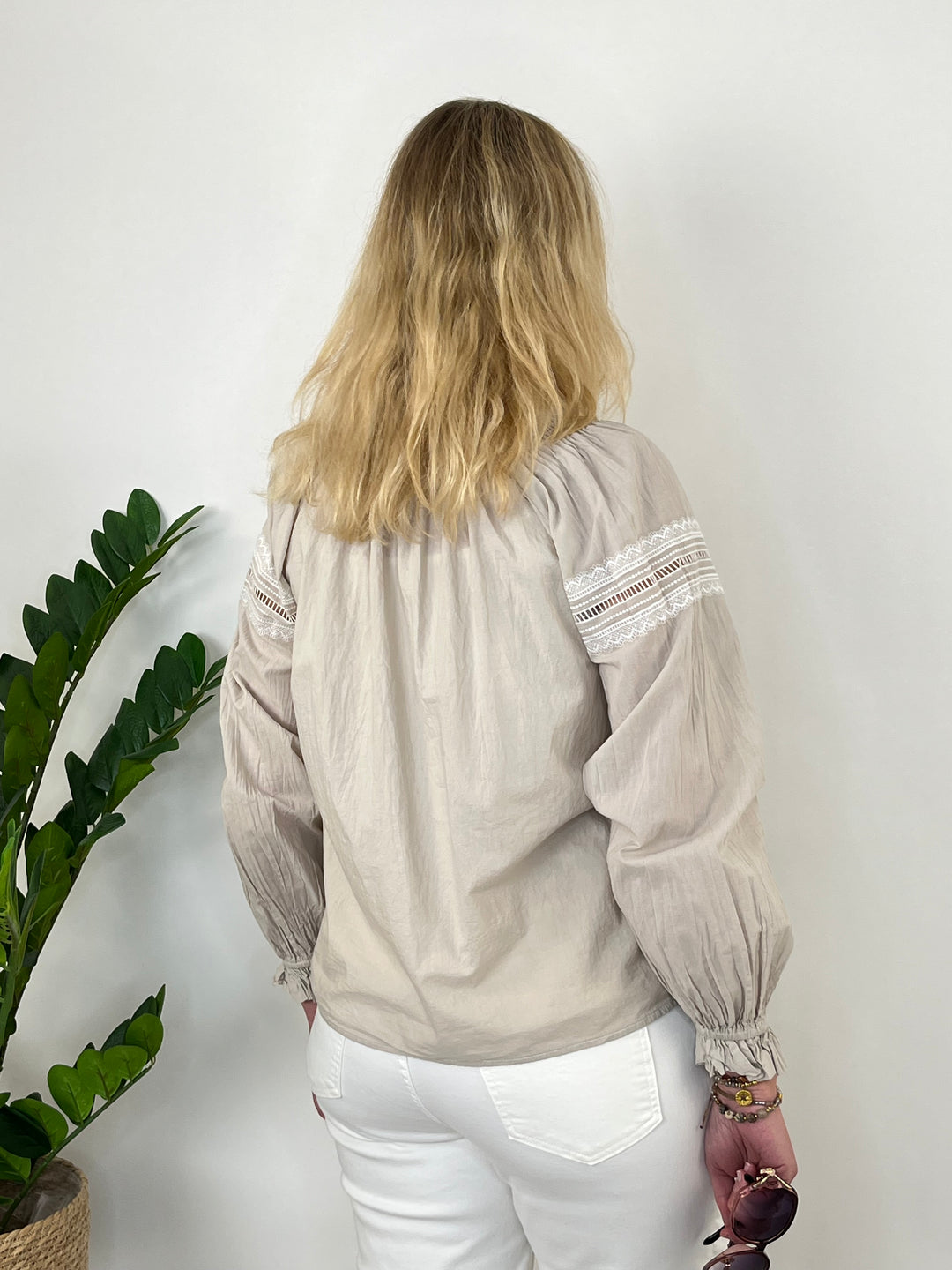 Bluse mit Spitzen-Details, stein von Bella Vita - Mode & Lifestyle