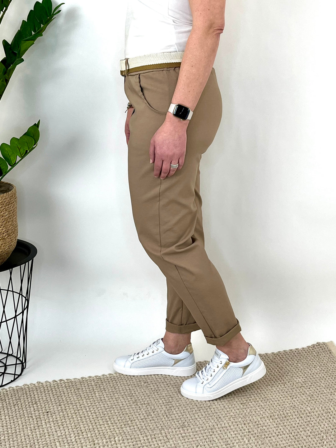 Jogpant mit Ziergürtel, cognac von Bella Vita - Mode & Lifestyle