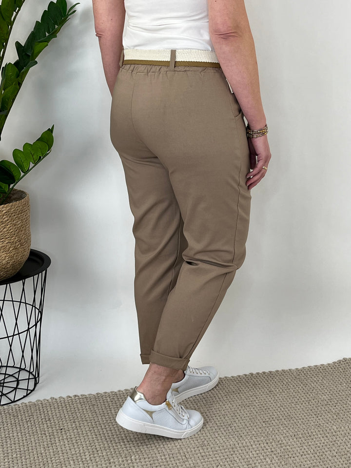 Jogpant mit Ziergürtel, cognac von Bella Vita - Mode & Lifestyle