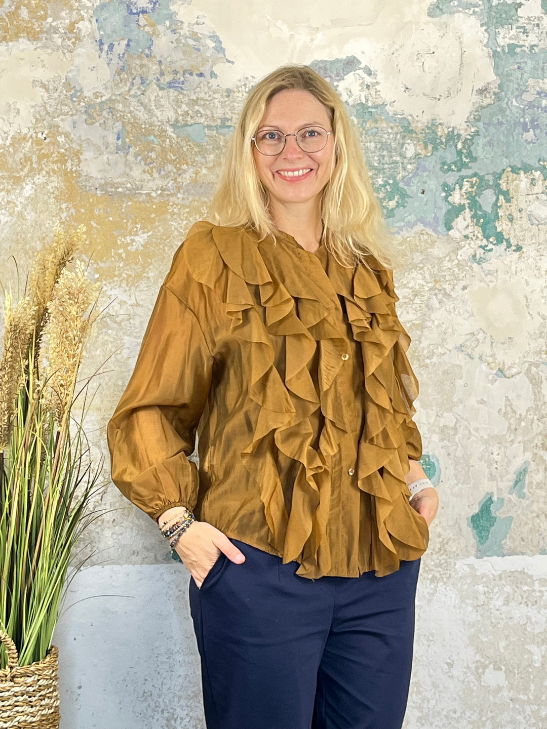 Bluse mit Rüschen, cognac