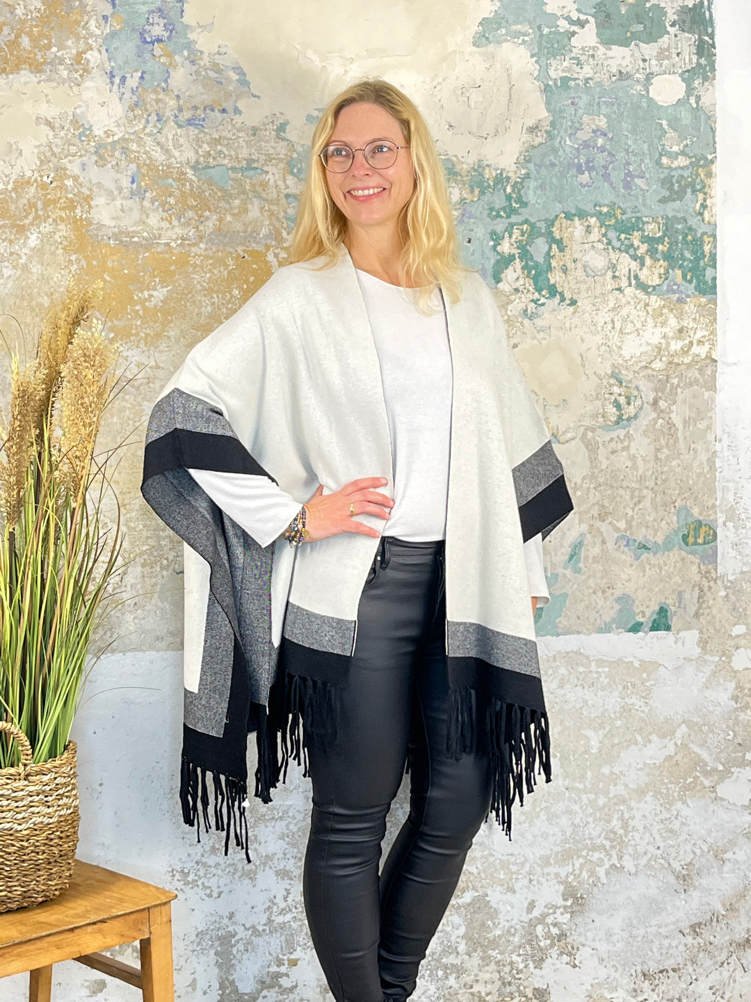 Strickponcho, schwarz-ecru von Bella Vita - Mode & Lifestyle