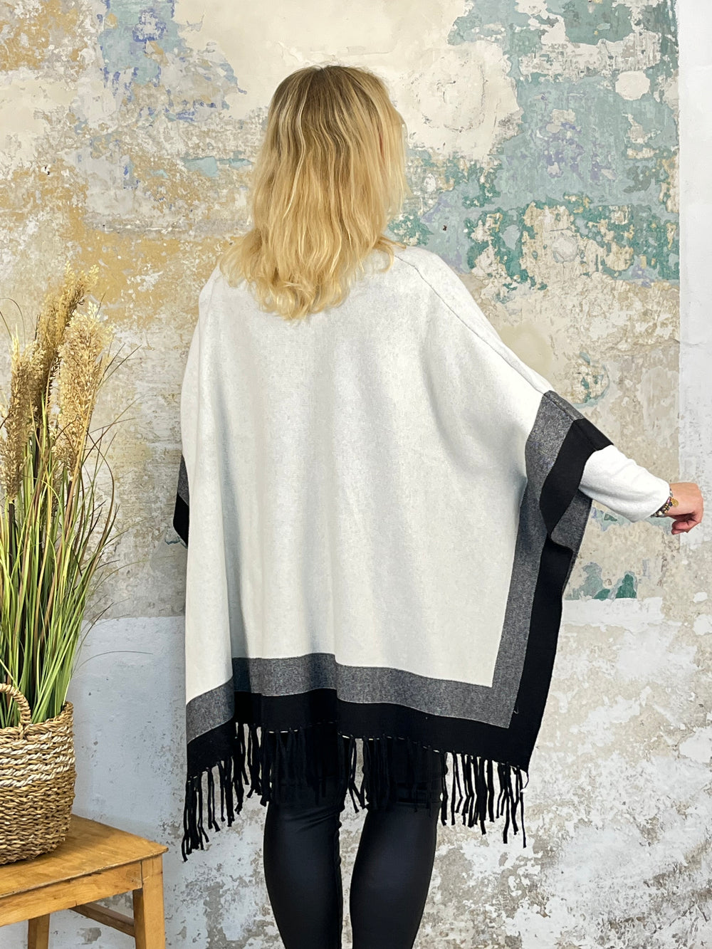 Strickponcho, schwarz-ecru von Bella Vita - Mode & Lifestyle
