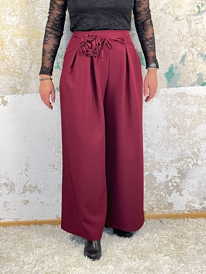 Marlenehose mit Zierblume, bordeaux von Bella Vita - Mode & Lifestyle