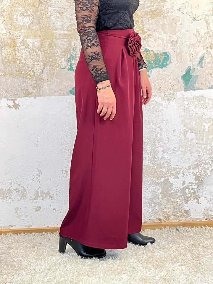 Marlenehose mit Zierblume, bordeaux von Bella Vita - Mode & Lifestyle