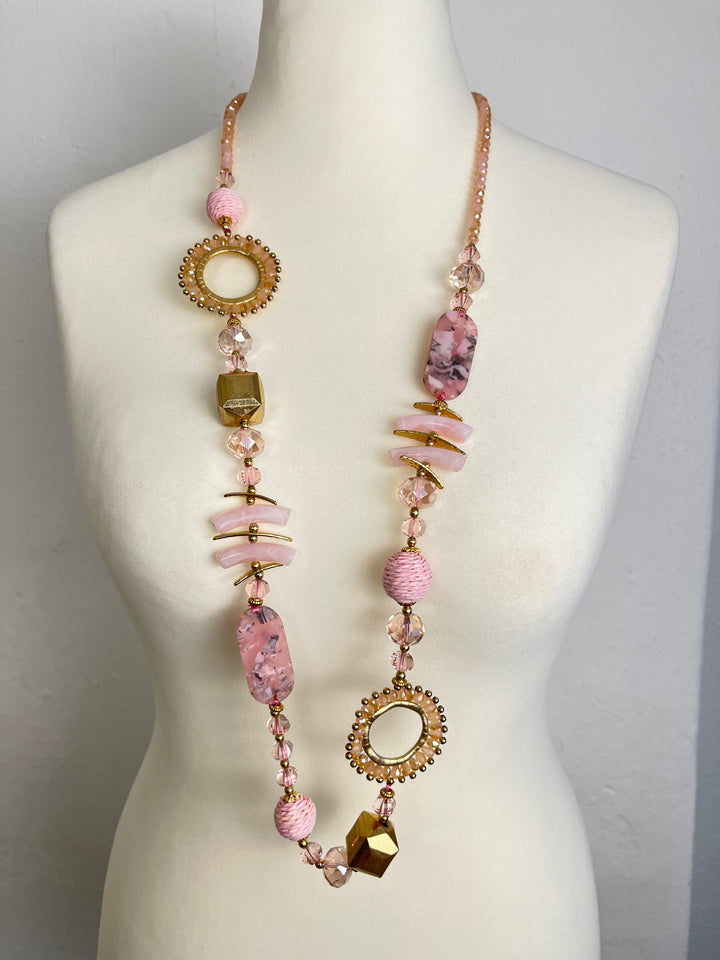 Halskette mit Ziersteinen und Metallelementen, rosa-goldfarben