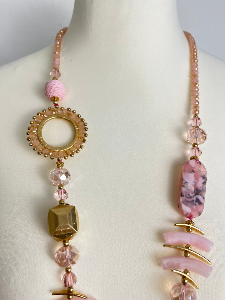 Halskette mit Ziersteinen und Metallelementen, rosa-goldfarben