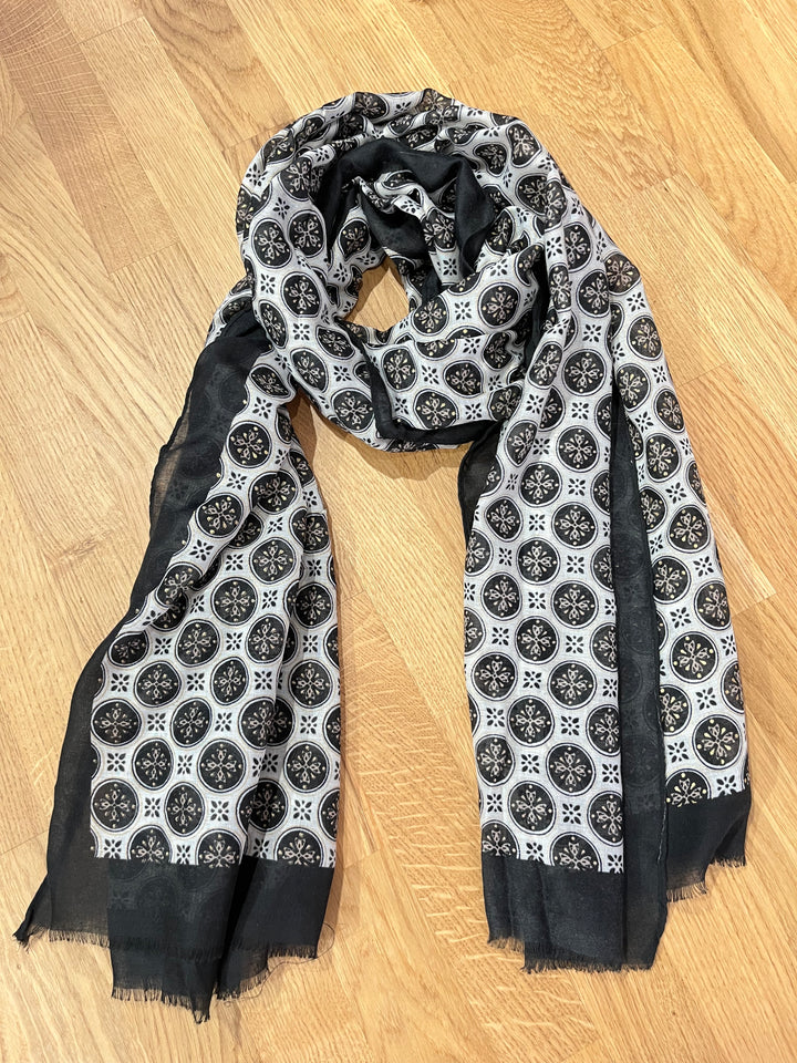 Leichter Schal aus Viskose mit Metallicprint, schwarz-taupe
