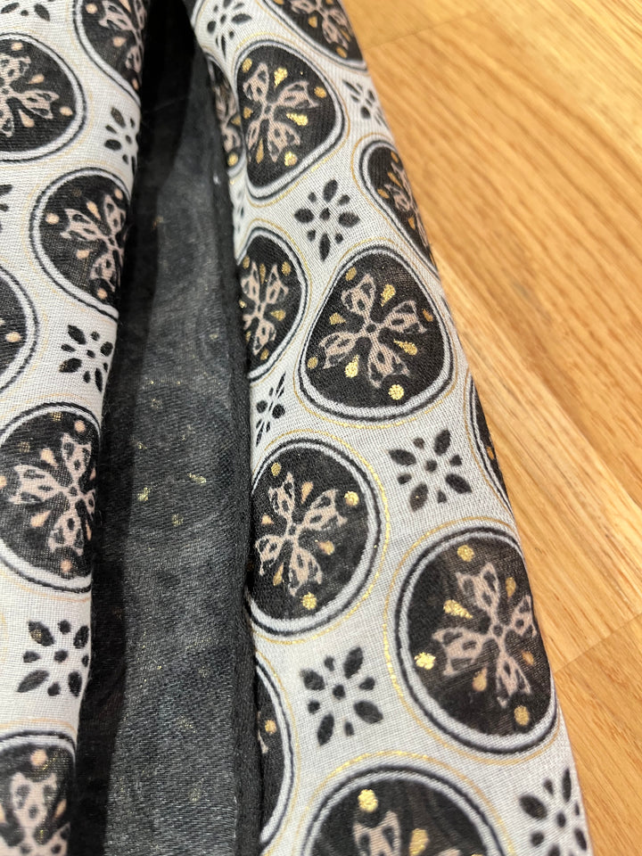 Leichter Schal aus Viskose mit Metallicprint, schwarz-taupe