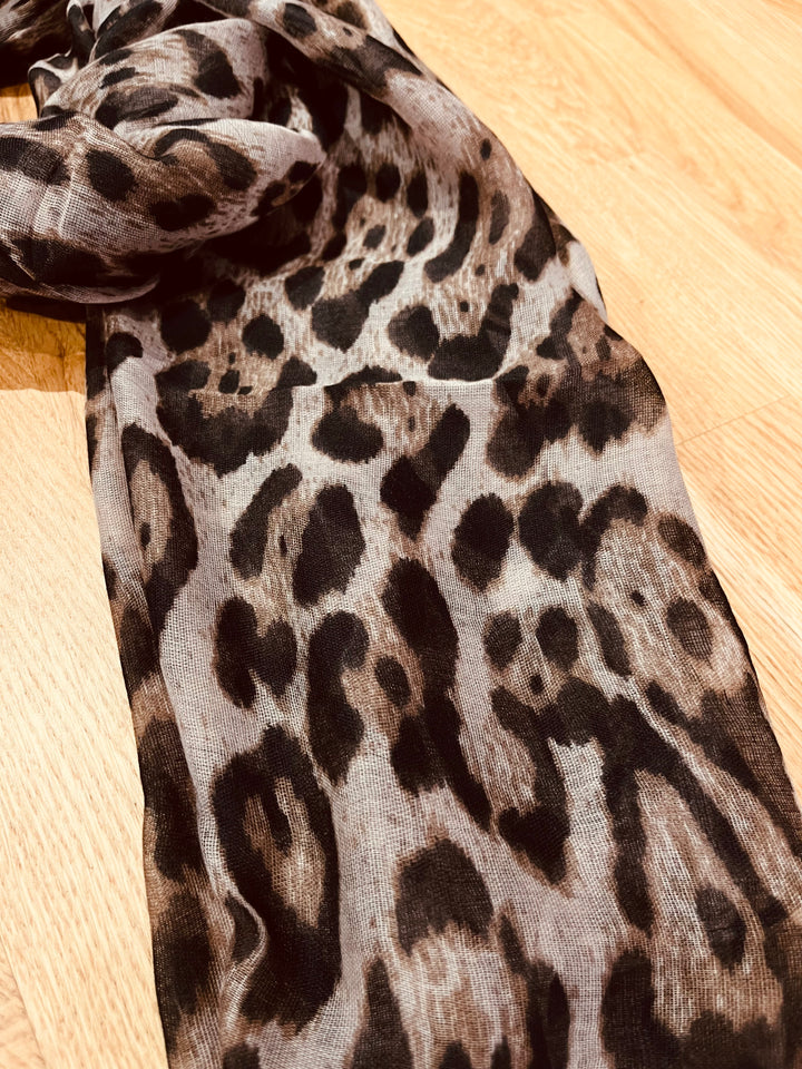 Leichter Schal aus Viskose mit Leo-Print, braun-taupe