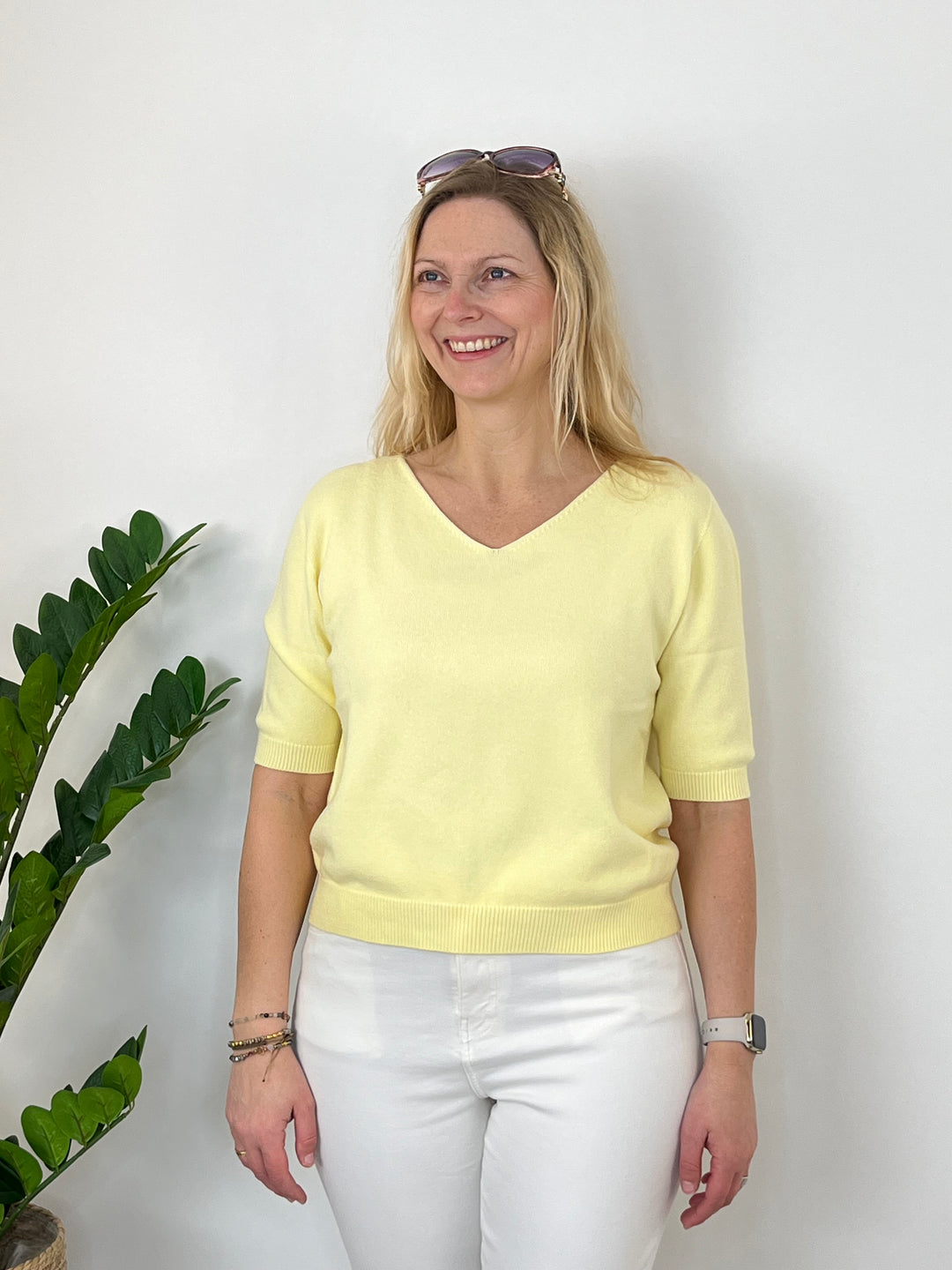 Kurzarmpullover mit V-Ausschnitt, vanillegelb von Bella Vita - Mode & Lifestyle