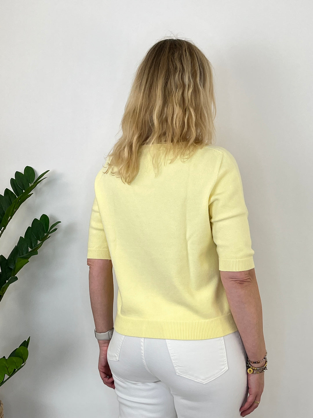 Kurzarmpullover mit V-Ausschnitt, vanillegelb von Bella Vita - Mode &amp; Lifestyle