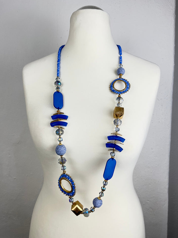 Halskette mit Ziersteinen und Metallelementen, blau-goldfarben