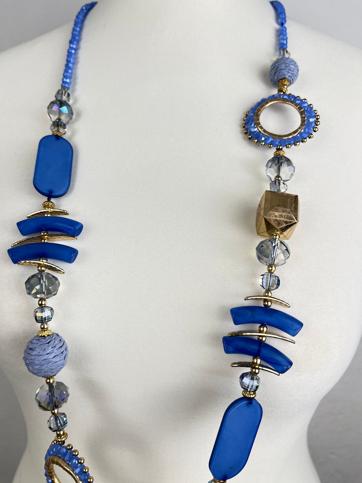 Halskette mit Ziersteinen und Metallelementen, blau-goldfarben