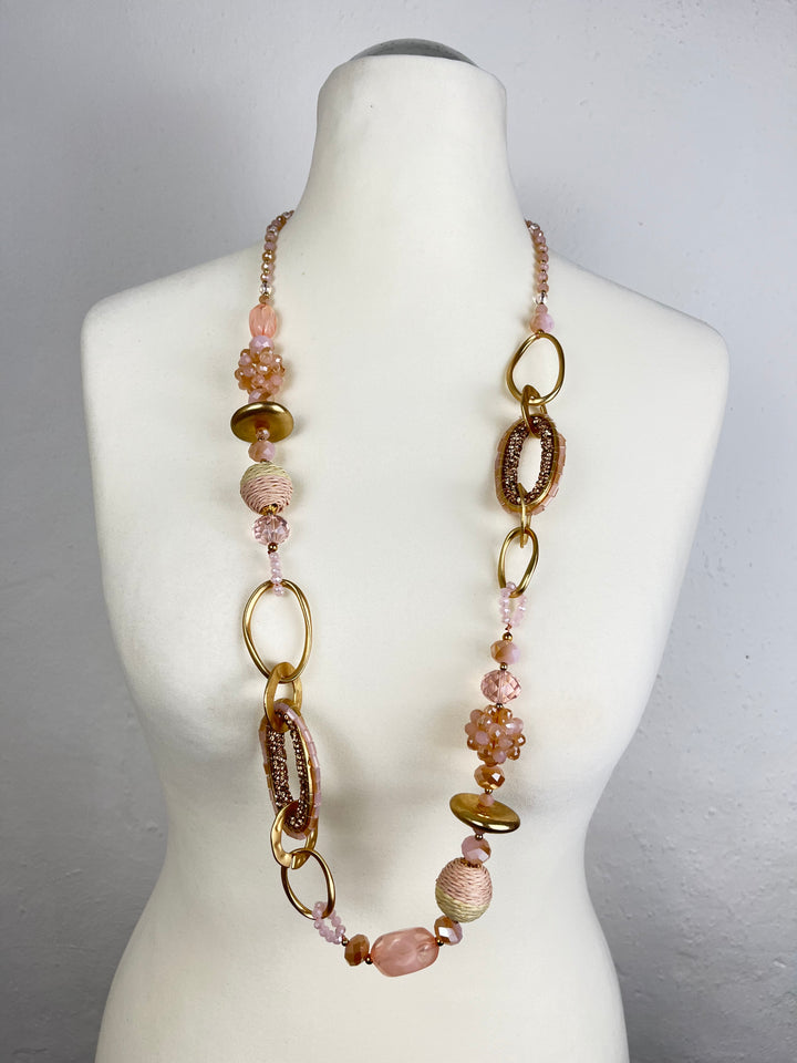 Halskette mit Ziersteinen und Metallelementen, rosa-goldfarben