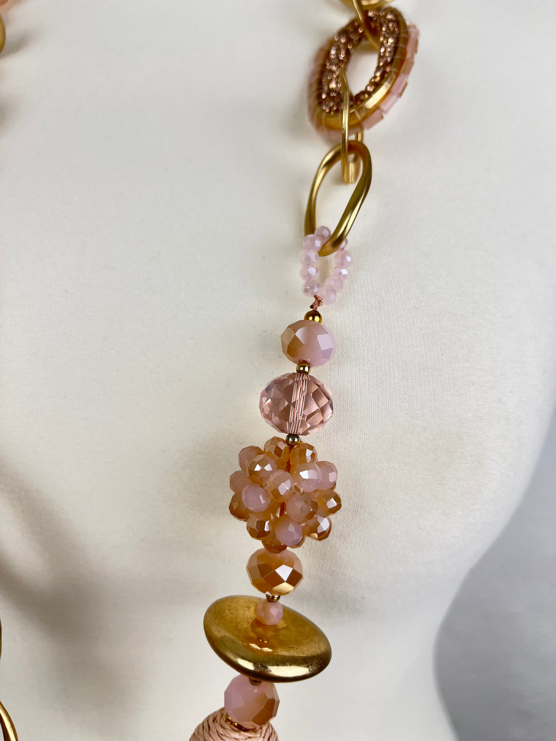 Halskette mit Ziersteinen und Metallelementen, rosa-goldfarben