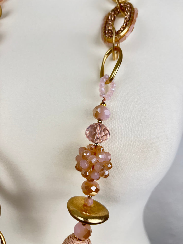 Halskette mit Ziersteinen und Metallelementen, rosa-goldfarben