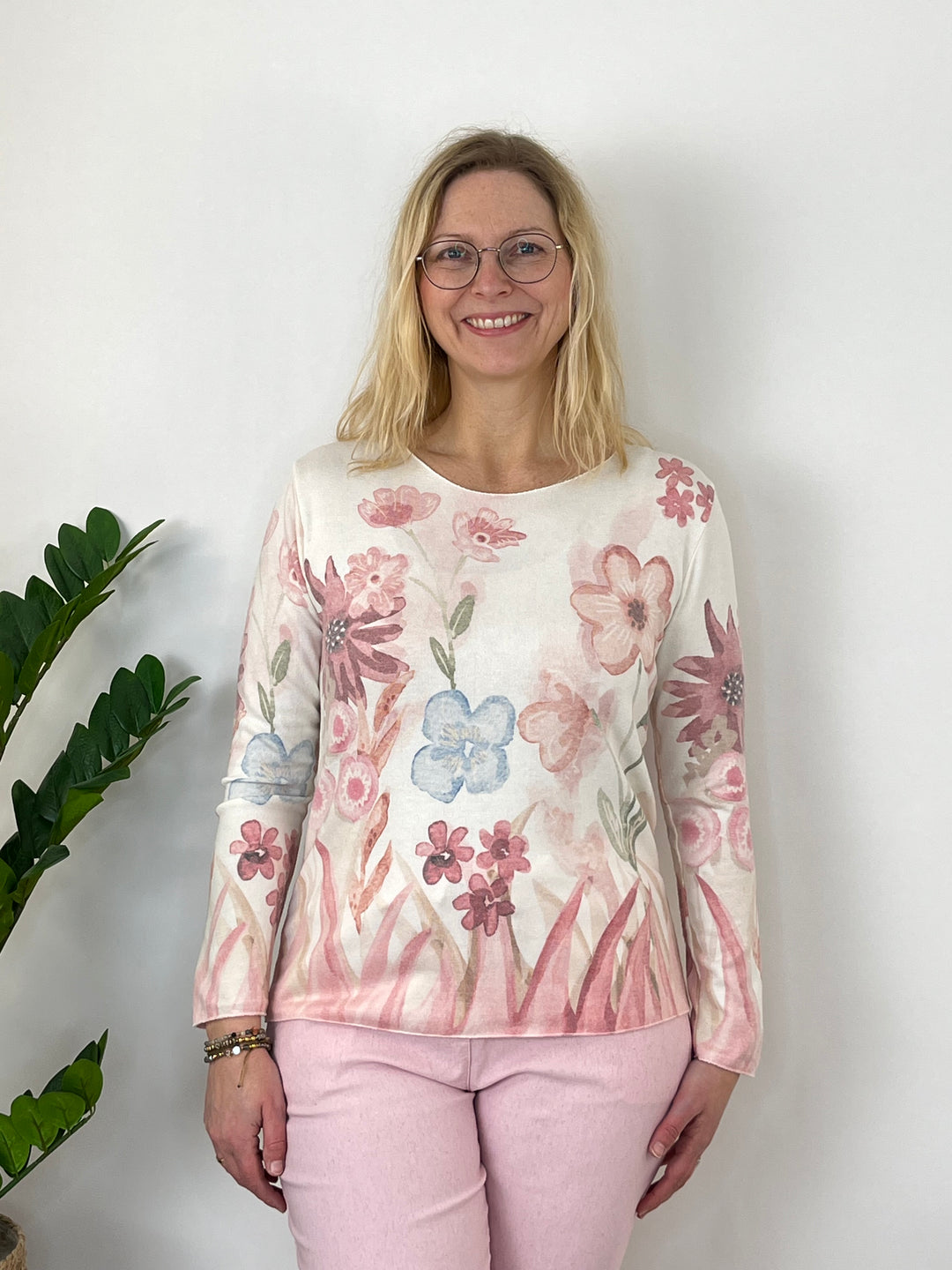 Pullover mit Blumenmuster, rosa von Bella Vita - Mode & Lifestyle