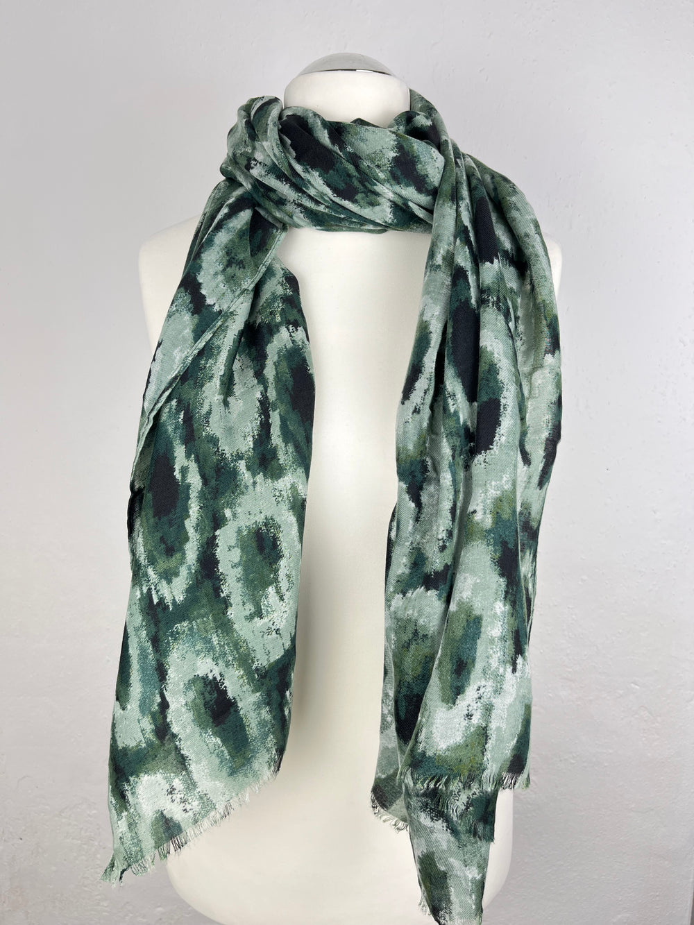 Leichter Schal grafisch, khaki von Bella Vita - Mode & Lifestyle